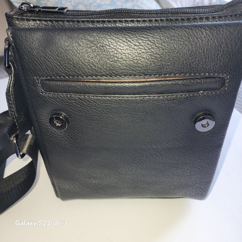 A R New York Women's Black Leather Multi Compartment Messenger-Style Crossbody - Picture 3 of 8